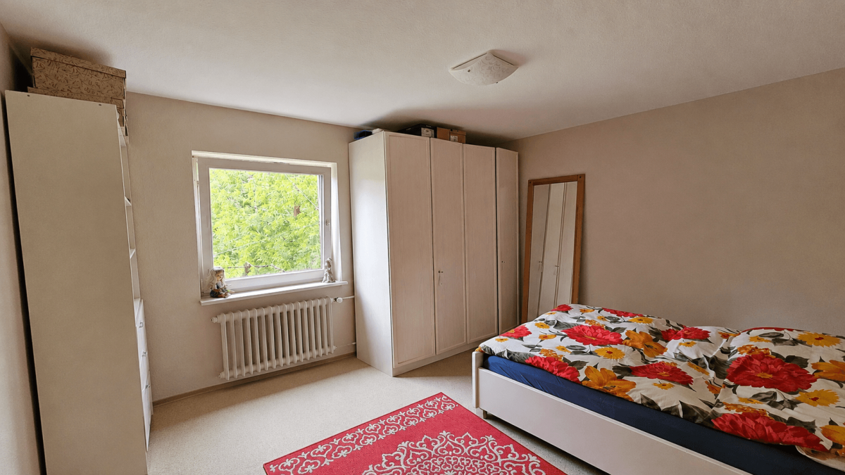 Schlafzimmer (Digital optimiert, persönliche Gegenstände entfernt)